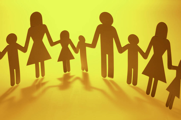 Family paper chain cutout holding hands - Foto, Bild