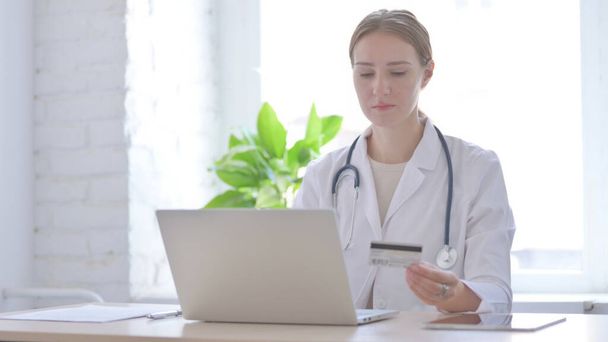 Female Doctor Doing Online Payment in Clinic - Foto, Bild