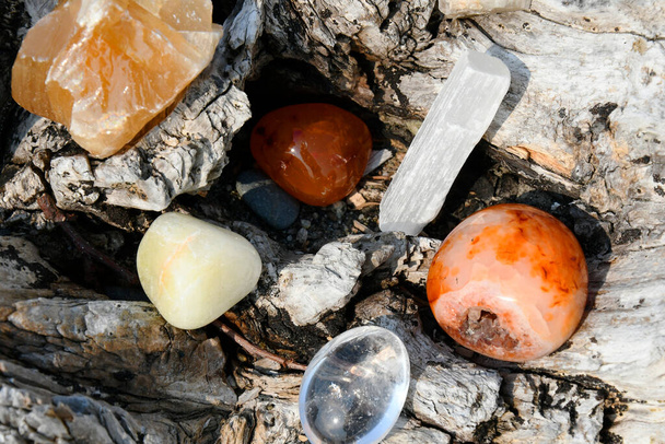 Изображение сверху нескольких различных кристаллов, используемых для энергетического исцеления.  - Фото, изображение