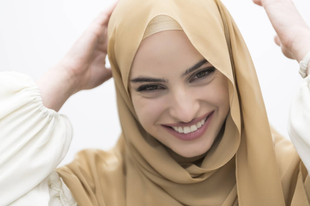 Portret van jonge moslimvrouw met hijab op geïsoleerde witte achtergrond. Hoge kwaliteit foto - Foto, afbeelding