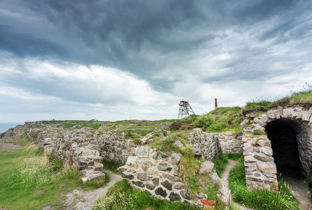 Poldark, la famosa serie de televisión del Reino Unido fue filmada aquí, en los acantilados de la costa norte de Cornualles, una ubicación turística popular, debido a las excelentes vistas para picnics, caminar por los acantilados y su rica historia minera. - Foto, Imagen