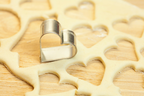 зрізане тісто сніговик, будинок, серце і форми для печива
 - Фото, зображення