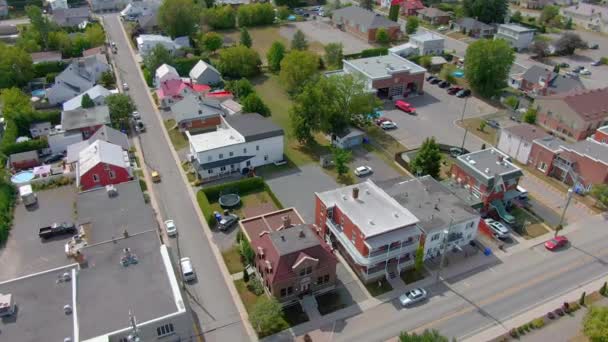 Vue aérienne du drone vers le bas et montrant le bureau de poste du petit village de St-Jacques - Séquence, vidéo