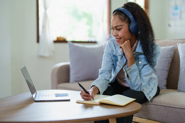 Retrato de afroamericanos usando cuadernos, bolígrafos para tomar notas y computadoras. para estudiar a través de Internet, concepto de aprendizaje electrónico en línea - Foto, Imagen