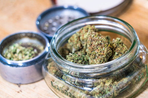 krystalicznie kwiaty Marihuana Cannabis Giełda kwitnie z nowymi klientami chwastów i rozszerza sklepy marihuany w całej Ameryce z dużymi doskonałymi kwiatami marihuany THC CBD medyczna opieka zdrowotna - Zdjęcie, obraz