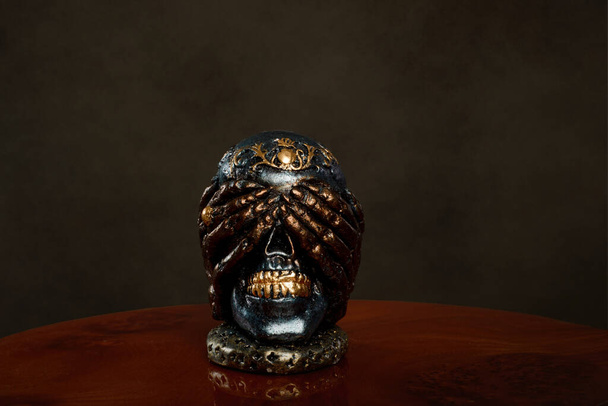 Crâne en plâtre peint à la main. caravelle décorative pour la célébration du Jour des Morts. - Photo, image