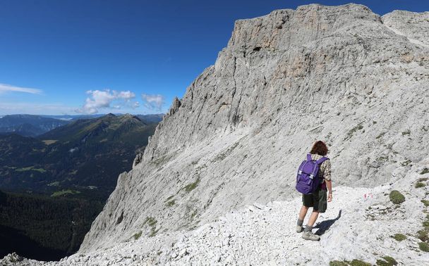 Mladá žena kráčí po stezce Dolomit v evropských Alpách pohoří zvaném Bledá skupina v Itálii - Fotografie, Obrázek