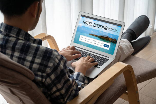 Il sito web di prenotazione di alloggi in hotel online fornisce un sistema di prenotazione modulare. Concetto tecnologico di viaggio . - Foto, immagini