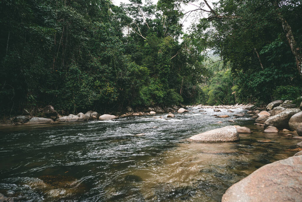 Rio a montante em Sungai Kampar, Gopeng, Perak. - Foto, Imagem