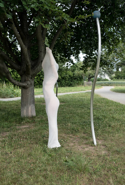 giovane donna sexy elegante, il suo corpo nudo avvolto in pelle lunga abito bianco stretto, mettendo in evidenza le forme del corpo, come opera d'arte statua vivente, spazio copia - Foto, immagini