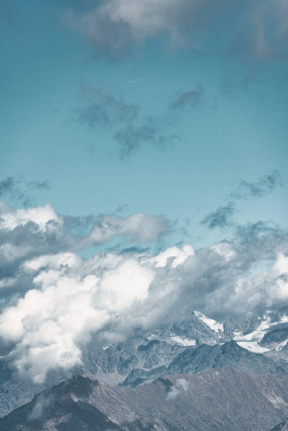 Paisaje nuboso vertical sobre las montañas del norte de Italia - Foto, imagen