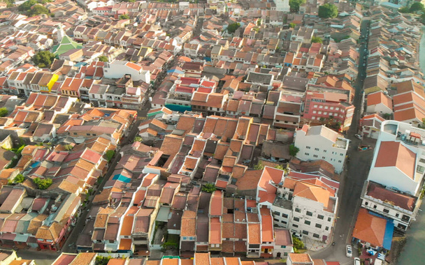 マレーシアのメラカ。晴れた日にドローンからの都市の家やスカイラインの空中ビュー - 写真・画像