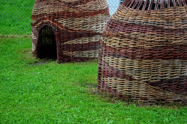 osier de saule tissé en forme de cône. structures entrelacées avec un motif de tigre avec des ouvertures pour les enfants de jouer dans la cour de l'école. Tentes indiennes néolithiques - Photo, image