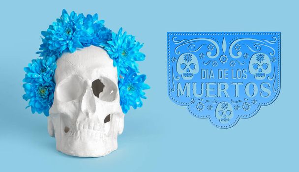 Cukorkoponya virágokkal Mexikó holtak napjára (El Dia de Muertos) kék alapon - Fotó, kép