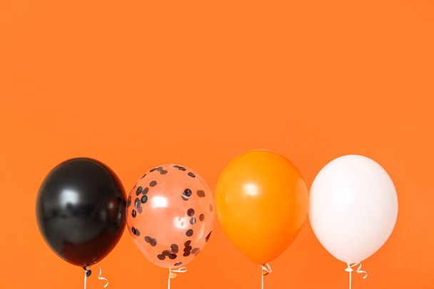 Halloween Luftballons auf orangefarbenem Hintergrund - Foto, Bild