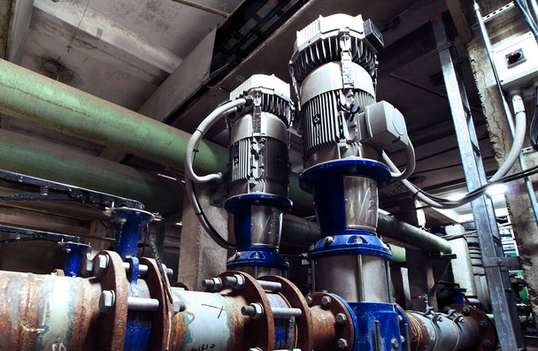 bombas, cables y tuberías, tal como se encuentran en el interior de la central eléctrica industrial
 - Foto, imagen