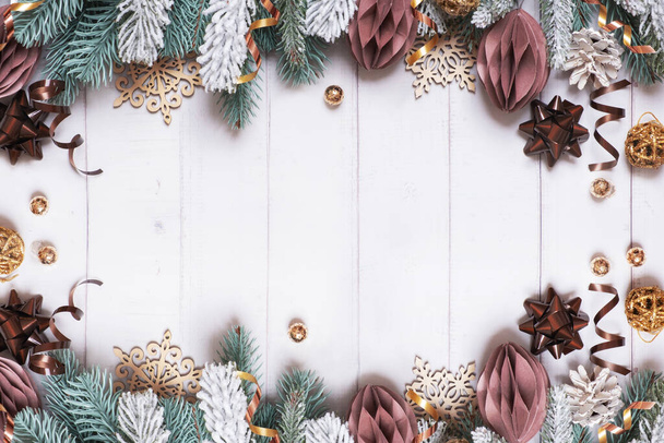 Karácsonyi háttér lapos feküdt hó fenyő, papír és fa karácsonyi játékok fa háttér. - Fotó, kép