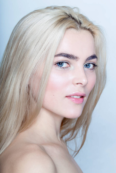 Nahaufnahme Profil Porträt einer lächelnden jungen Frau mit blonden Haaren, isoliert weißen Hintergrund. Schöne Mädchen mit natürlichem Make-up. - Foto, Bild