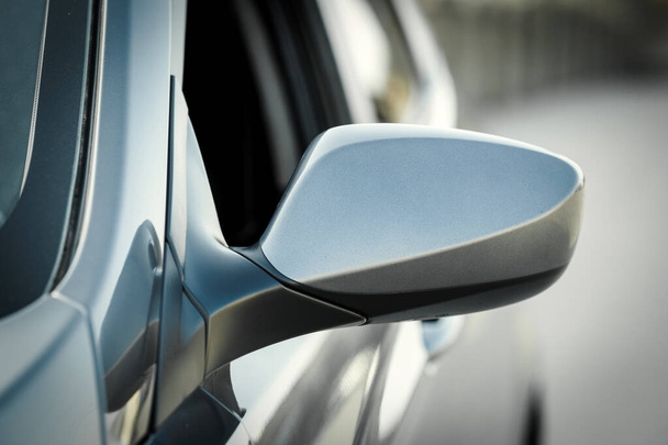 Zijspiegel close-up. Achteraanzicht van spiegel van zilveren auto. - Foto, afbeelding