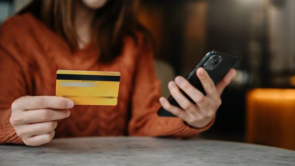 Woman hands holding credit card for Online shopping in mobile  - Foto, Bild
