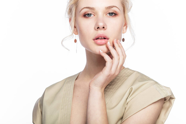 Retrato frontal de una modelo femenina con maquillaje, con joyas plateadas, fondo blanco aislado. - Foto, imagen