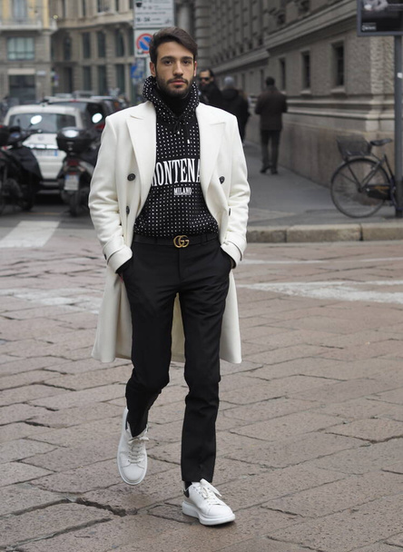 Straatstijl outfit voor FRANKIE MORELLO modeshow tijdens Milano Fashion Week Man herfst / winter collecties - Foto, afbeelding