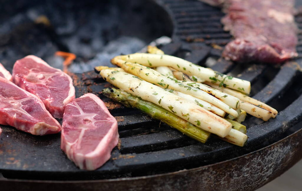 mięso i szparagi na grillu w lecie w amsterdamie - Zdjęcie, obraz