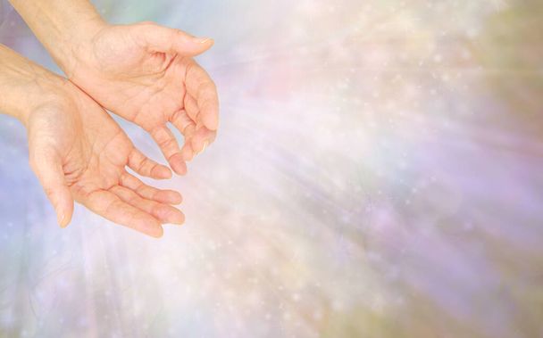 Humble Healing Hands Spiritual Message Template - Kobieta z otwartymi dłońmi na miękkim, płynnym, eterycznym, pastelowym tle z miejscem na holistyczne przesłanie, zaproszenie lub bony podarunkowe - Zdjęcie, obraz