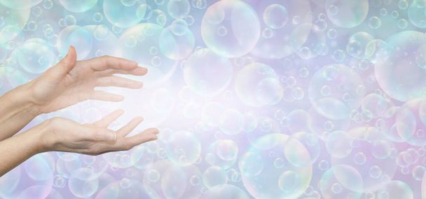 Healing Hands Spiritual Message Banner Template - γυναικεία χέρια με λευκό φως ανάμεσα σε πλατύ παστέλ φόντο με διάφανες φυσαλίδες ιδανικό για πρόσκληση, διαφήμιση, δωροεπιταγή ολιστική θεραπεία φόντο  - Φωτογραφία, εικόνα