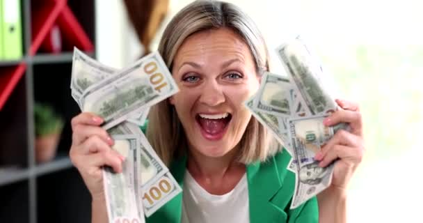 Onnellinen tyytyväinen nainen pitää paljon dollarin seteleitä käsissään 4k elokuva hidastettuna. Onnistunut liiketoimintakonsepti - Materiaali, video