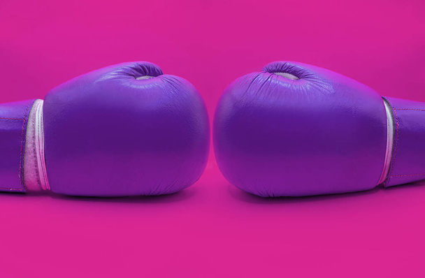 Gants de boxe violette sur fond rose. - Photo, image
