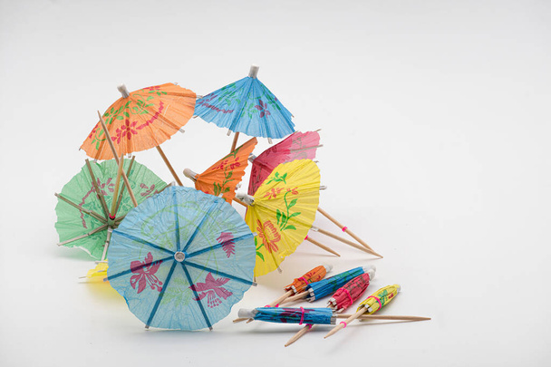 Selección de paraguas de cóctel de estilo oriental aislados sobre un fondo blanco. - Foto, imagen