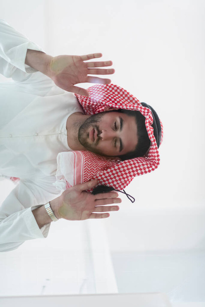 Мусульманин, який займається суджудом або садждою на скляній підлозі. Фотографія високої якості - Фото, зображення