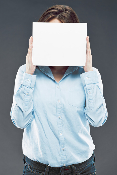 Geschäftsfrau versteckt Gesicht hinter Banner - Foto, Bild