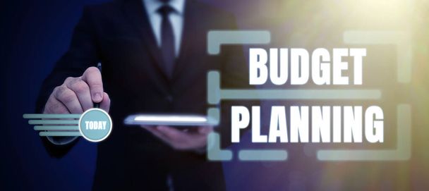 Bütçe Planlaması imzasını gösteren ilham mevcut ve gelecekteki harcamalar hakkında yazılı açıklama, iş fikri mevcut ve gelecekteki harcamalar hakkında yazılı açıklama - Fotoğraf, Görsel