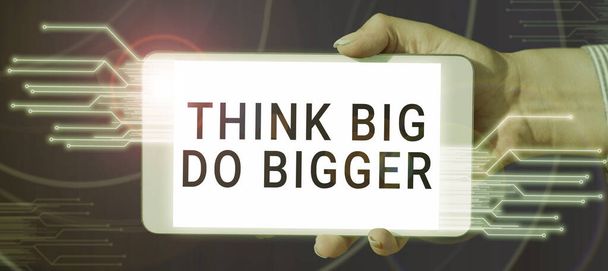 Inspiration montrant signe Think Big Do Bigger, Parole écrite sur Levez la barre et visez beaucoup plus haut que l'habituel - Photo, image
