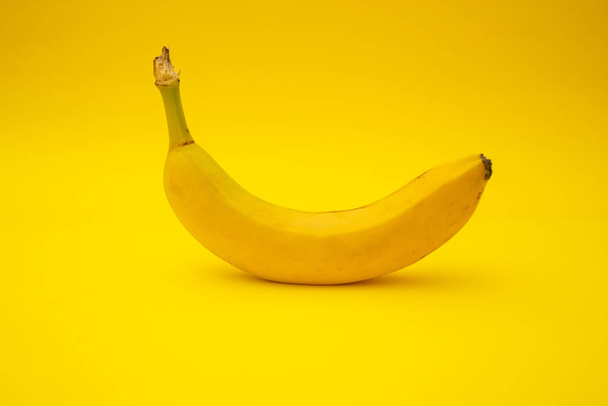 Bananas on yellow background, monochrome - Foto, Imagen