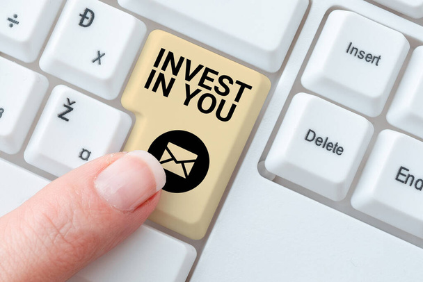 Натхнення, що показує знак Invest In You, Internet Concept Бережіть себе купувати речі для вас motivation Inspire
 - Фото, зображення