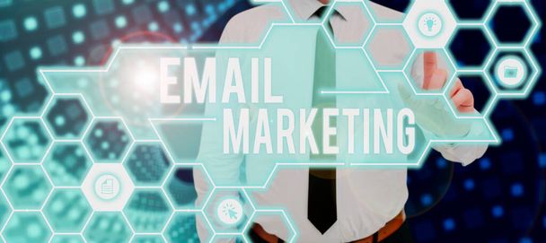 Szöveges felirat bemutató Email MarketingKüldés egy kereskedelmi üzenet egy csoport ember használja mail, Word for küldése egy kereskedelmi üzenetet egy csoport bemutató segítségével mail - Fotó, kép