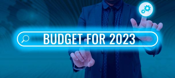 Ręczne pisanie szyld Budżet na 2023 Pisemne szacunki dochodów i wydatków na 2023 r., Słowo Wpisany na pisemne szacunki dochodów i wydatków na 2023 r. - Zdjęcie, obraz