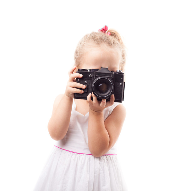 Menina bonito segurar câmera de filme velho isolado
 - Foto, Imagem