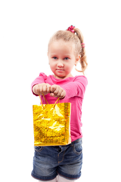 dziewczynka z torby na zakupy na białym tle - Zdjęcie, obraz