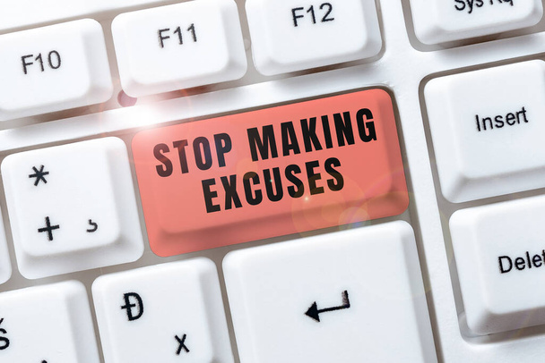 Affichage d'un panneau Cessez de faire des excuses, ce qui signifie Cesser de justifier votre inaction Briser l'habitude - Photo, image