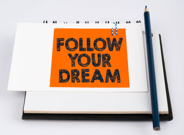 Hand writing sign Follow Your DreamKeep track on your goals Ζήστε τη ζωή που θέλετε να είστε, Word Συντάχθηκε στις Παρακολουθήστε τους στόχους σας Ζήστε τη ζωή που θέλετε να είστε - Φωτογραφία, εικόνα