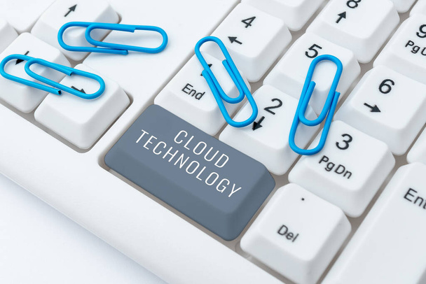 Firme mostrando Cloud Technologystoring y accediendo a datos y programas a través de Internet, Visión general del negocio almacenando y accediendo a datos y programas a través de Internet - Foto, imagen