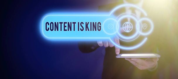 Texto manuscrito O conteúdo é KingContent é o coração das estratégias de marketing de hoje, Word Written on Content é o coração das estratégias de marketing de hoje - Foto, Imagem