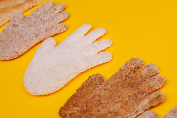 Ręczne kształty wycięte z pieczywa tostowego,  - Zdjęcie, obraz