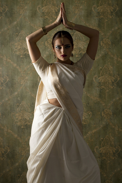 Young pretty woman in indian white dress - Foto, afbeelding
