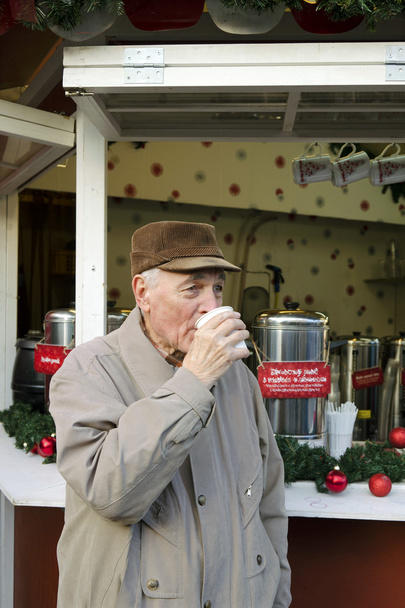 クリスマス マーケットの年配の男性 - 写真・画像