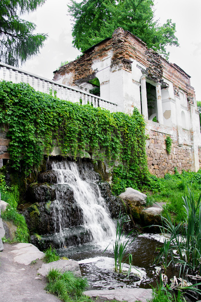 Ruínas com cachoeira no parque de verão
 - Foto, Imagem